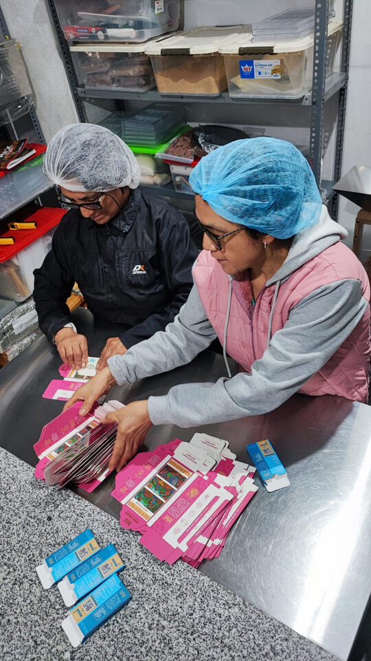 Trabajo visible: empaque y producción a mano